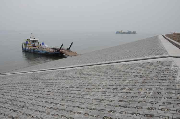 Revetment of the resettlement area on the north bank of the Yangtze River